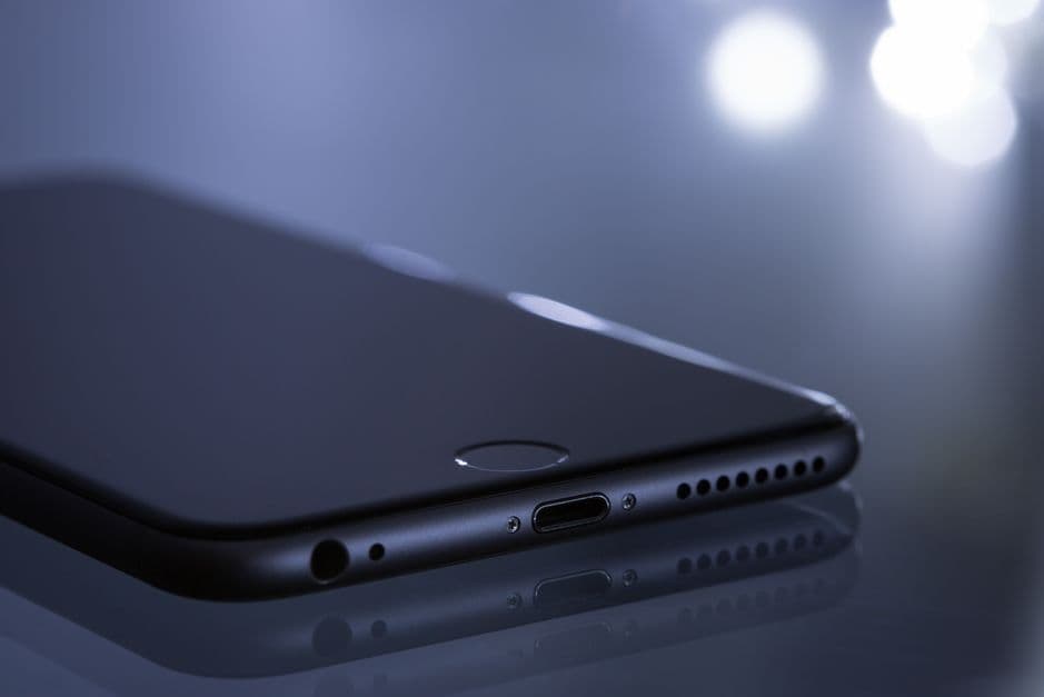 Smartphone Android collegato a un computer con cavo USB, configurazione ADB e debug
